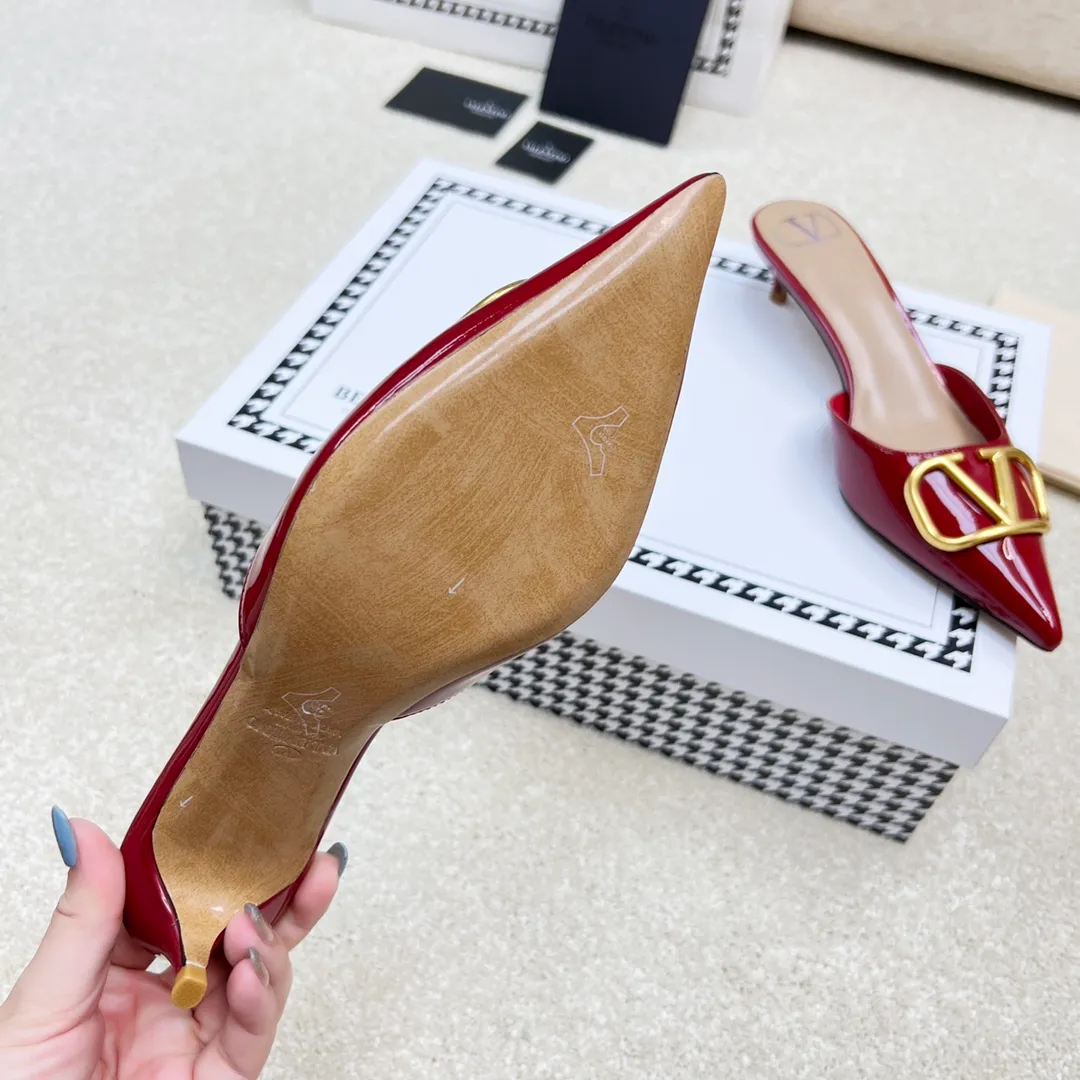 👟👟Ex-factory price 500👟👟 VALENTINO latest V Logo buckle back empty slippers 🔥🔥🔥 🕳️🕳️🕳️ Exclusive original 1-1 development, no goods without the original 〰 ɪɴѓᴏʀᴍᴀᴛɪᴏɴ 〰 Buckle: V-LoGo leather buckle Material: Imported patent leather Lining: full-grain sheepskin Outsole: Italian through-dyed cowhide Midsole: Italian original craft material Process: computer stitching, machine shaping Heel height: 4.0/8cm Made in Italy 🇮🇹 Ready-made code: 35 36 37 38 39 Ready-made custom code: 34 40 41 Delivery period 1-3 days Not retreating